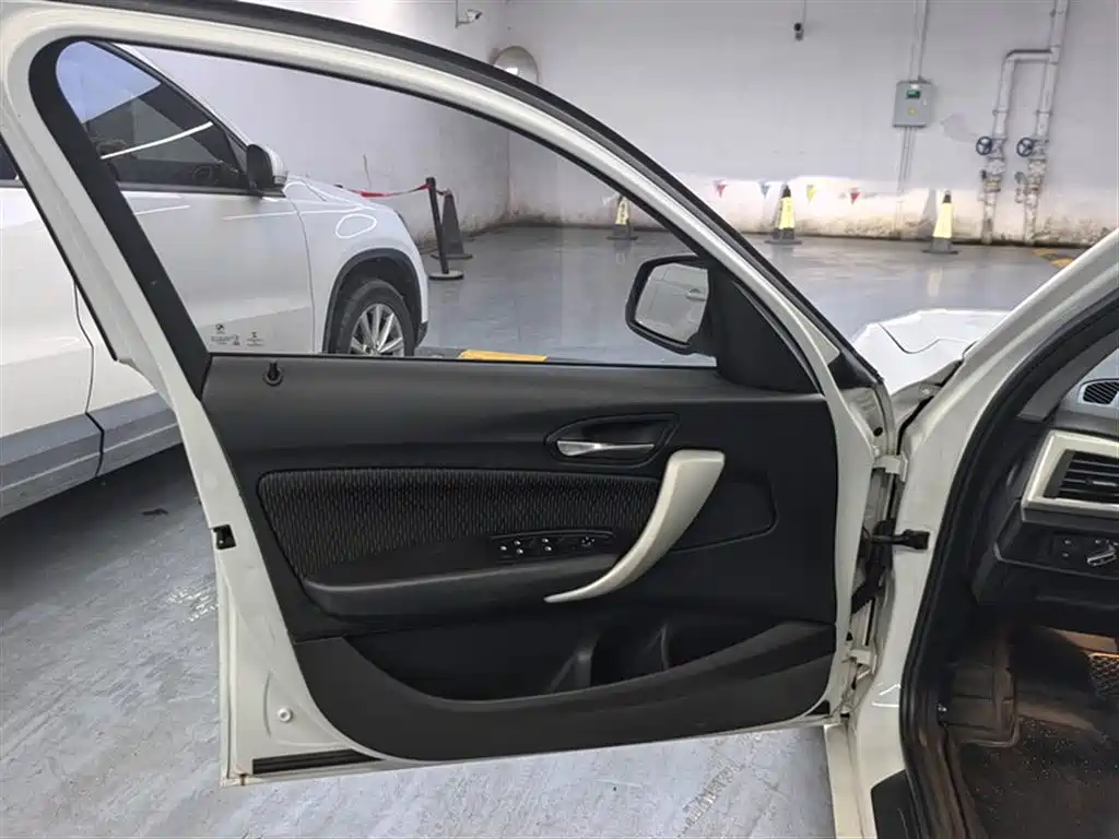 BMW 1 Series (Import) 2015 120i Leading фото 13