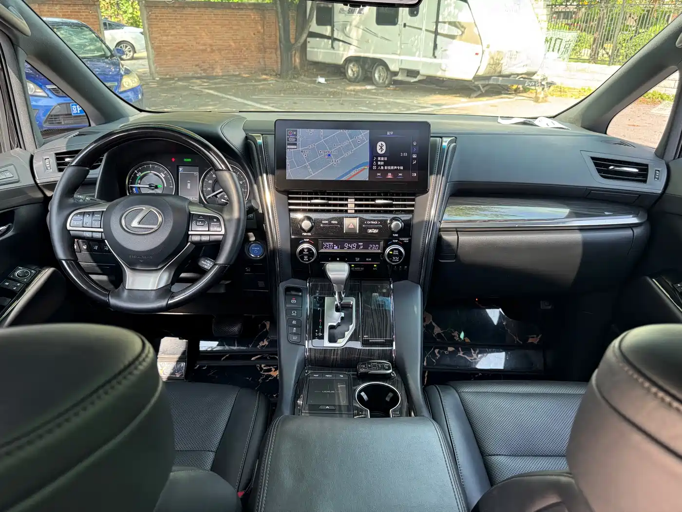 Фото 25 - Lexus LM