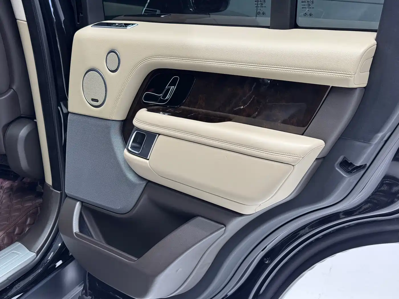 Land Rover Range Rover 2022 3.0 L6 360PS Heritage Edition фото 29