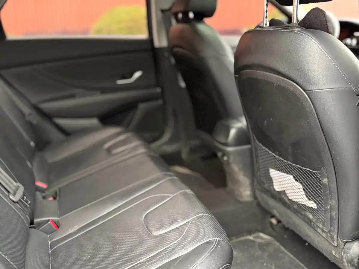 Hyundai Elantra 2021 1.5L CVT LUX Premium Edition фото 11