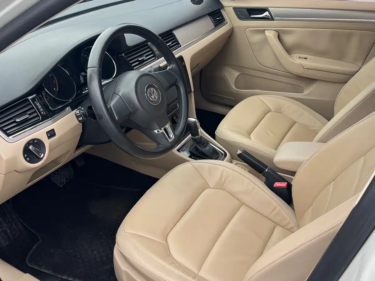 Volkswagen Bora 2014 1.6L Automatic Fashion Edition фото 8