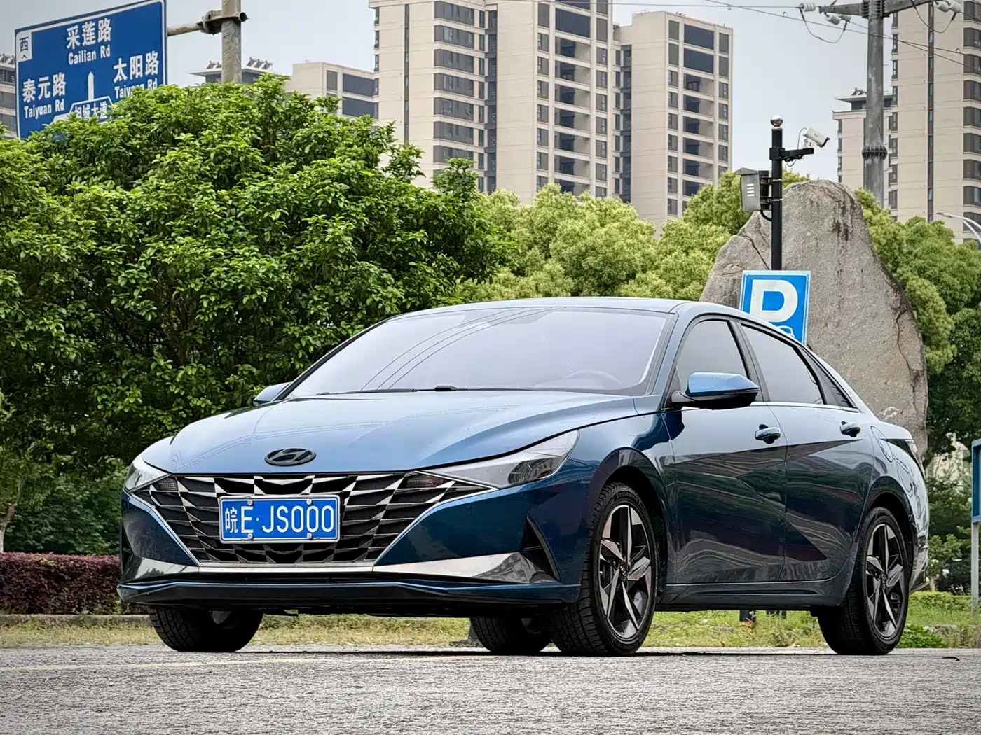 Hyundai Elantra 2021 1.5L CVT LUX Premium Edition фото 2