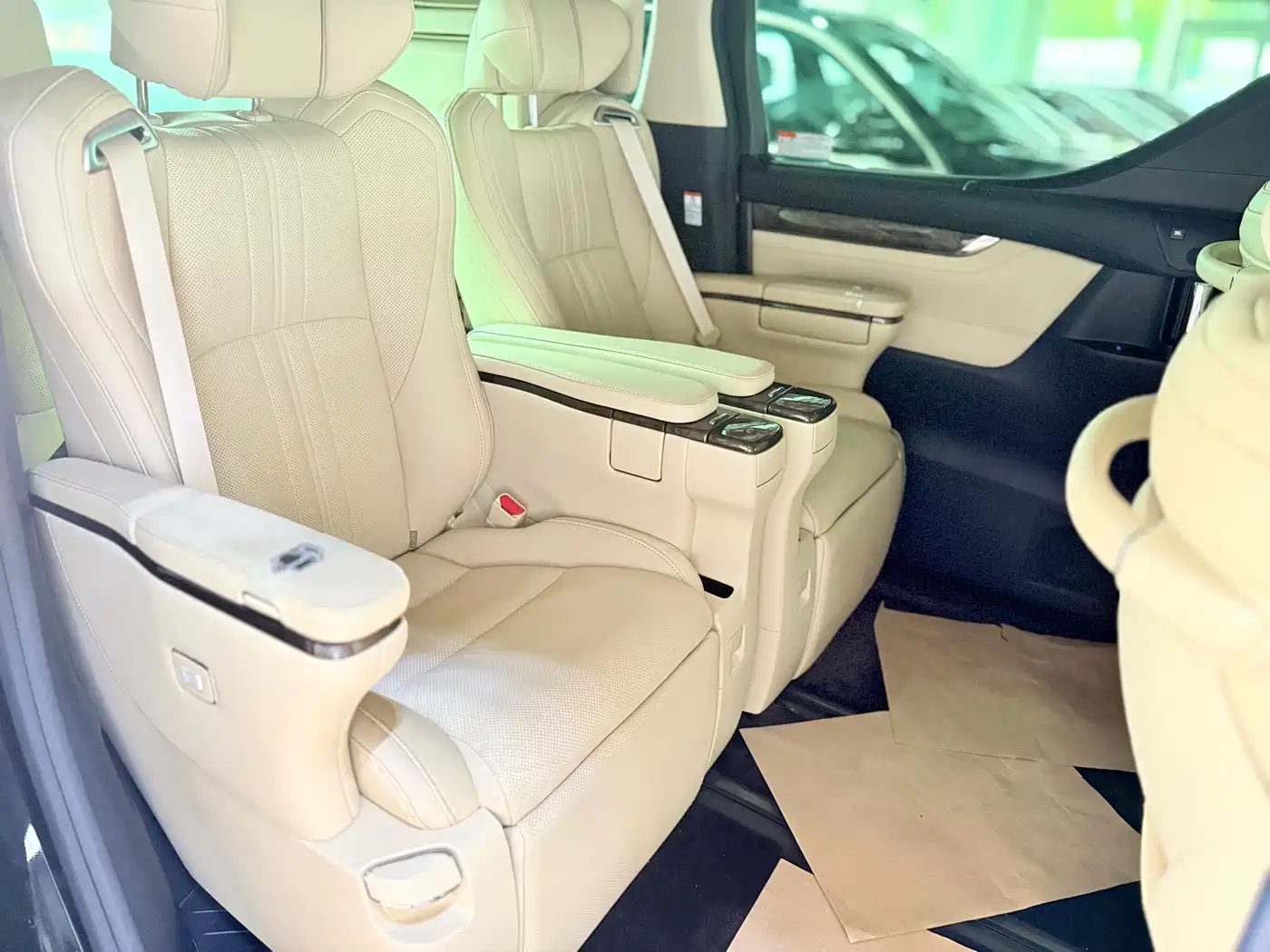 Toyota Vellfire 2019 Hybrid 2.5L HV Premium Edition фото 14