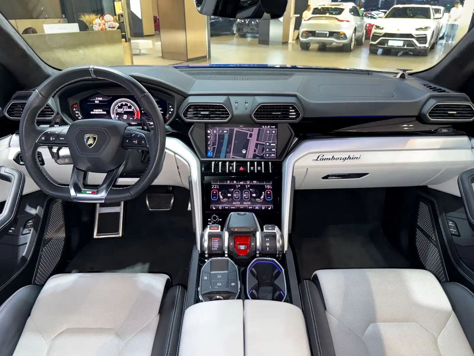 Фото 19 - Lamborghini Urus