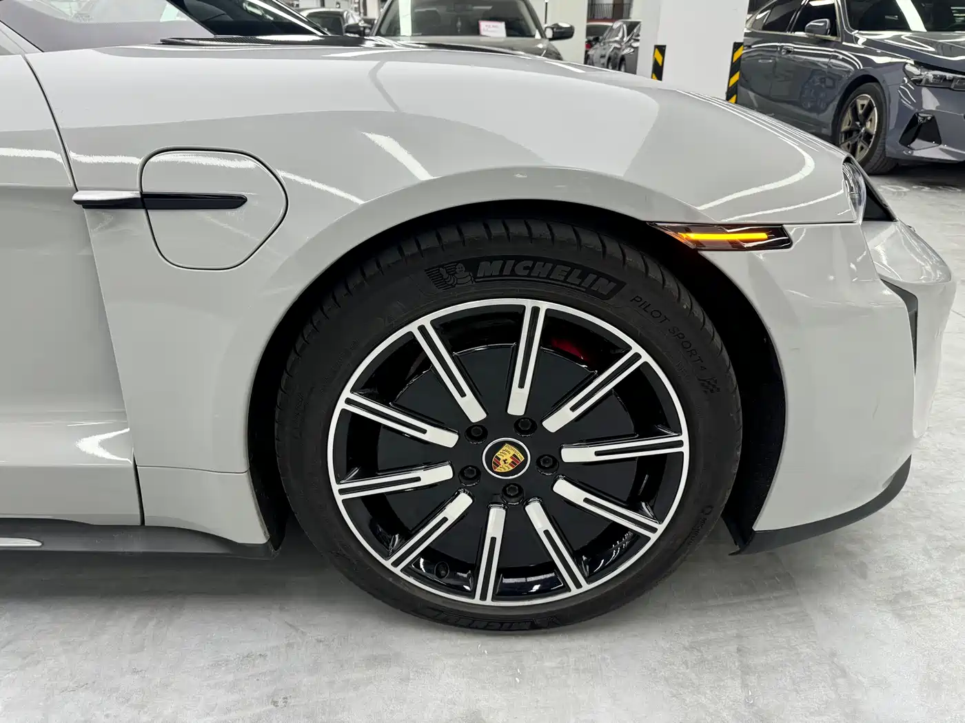 Porsche Taycan 2019 Taycan 4S фото 13