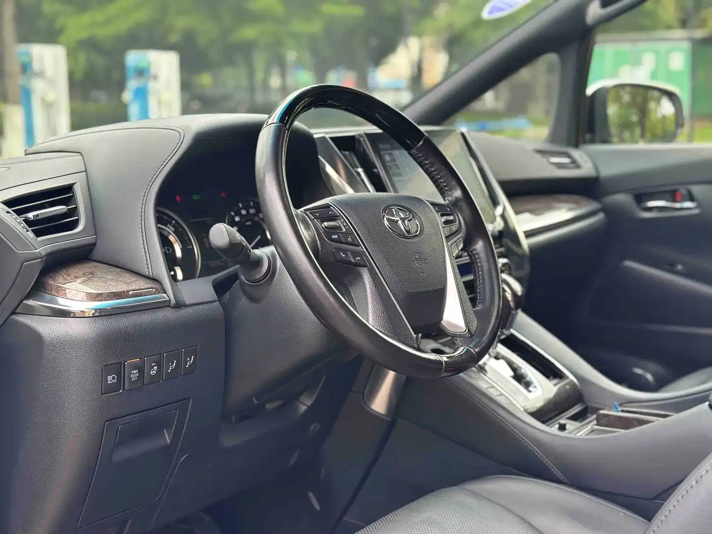 Toyota Alphard 2020 Hybrid 2.5L Premium Edition фото 18