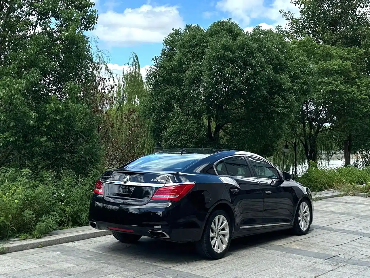 Photo 4 - Buick LaCrosse