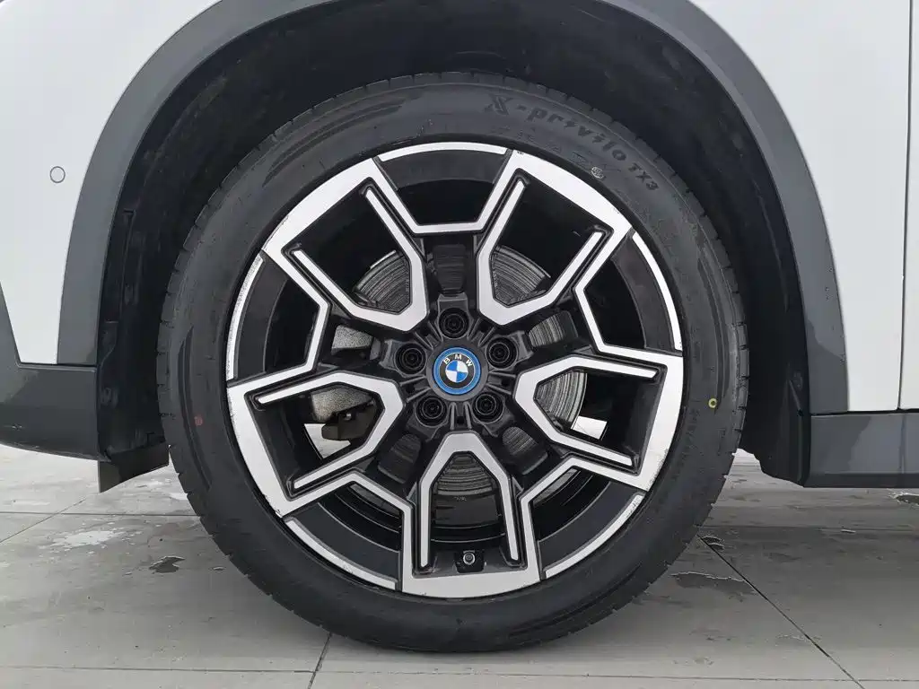 Photo 17 - BMW iX1