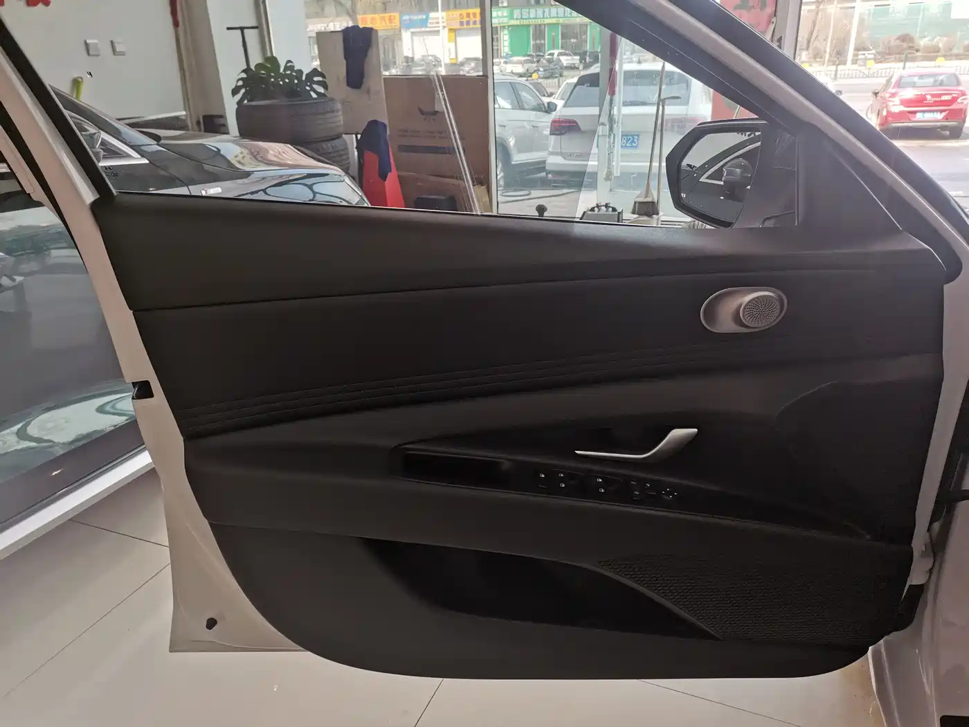 Hyundai Elantra 2022 1.5L CVT LUX Premium Edition фото 4
