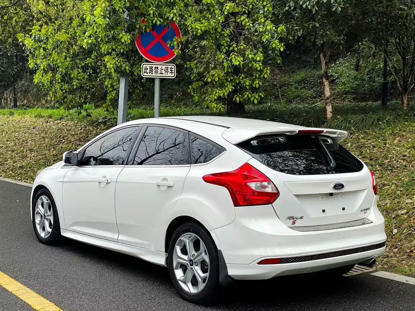 Ford Focus 2012 2012 Hatchback 2.0L Automatic Luxury Sport