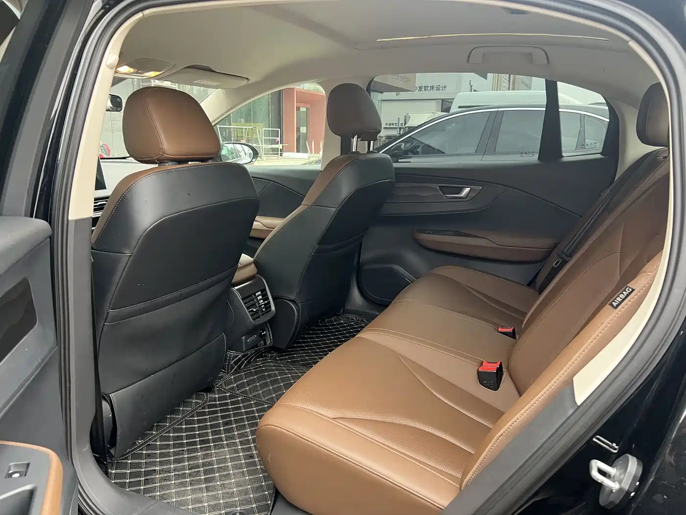 Hongqi E-QM5 2022 431km Charging Enjoyment Edition фото 7