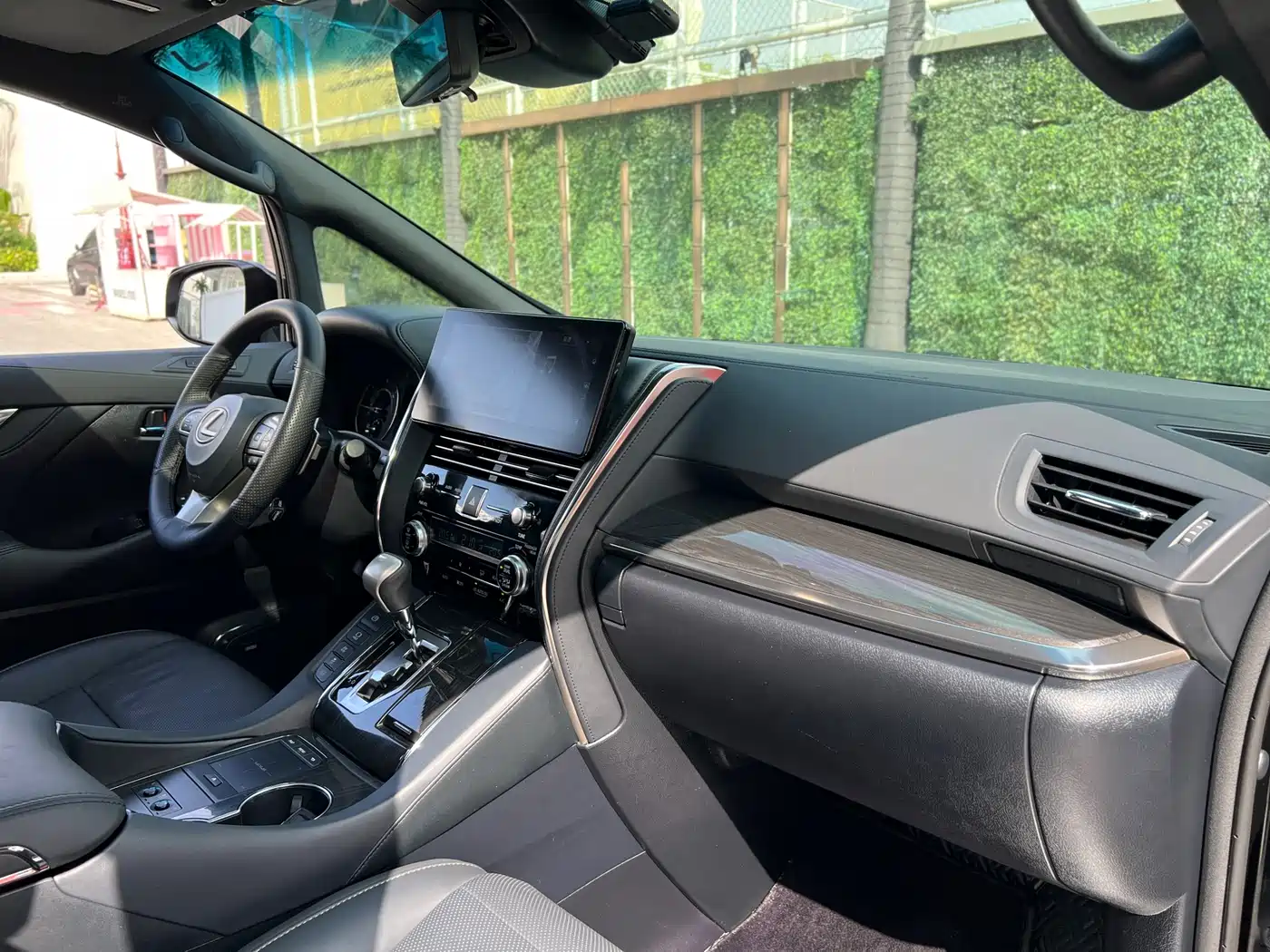 Lexus LM 2020 300h Seven-Seater Elegance Edition фото 11