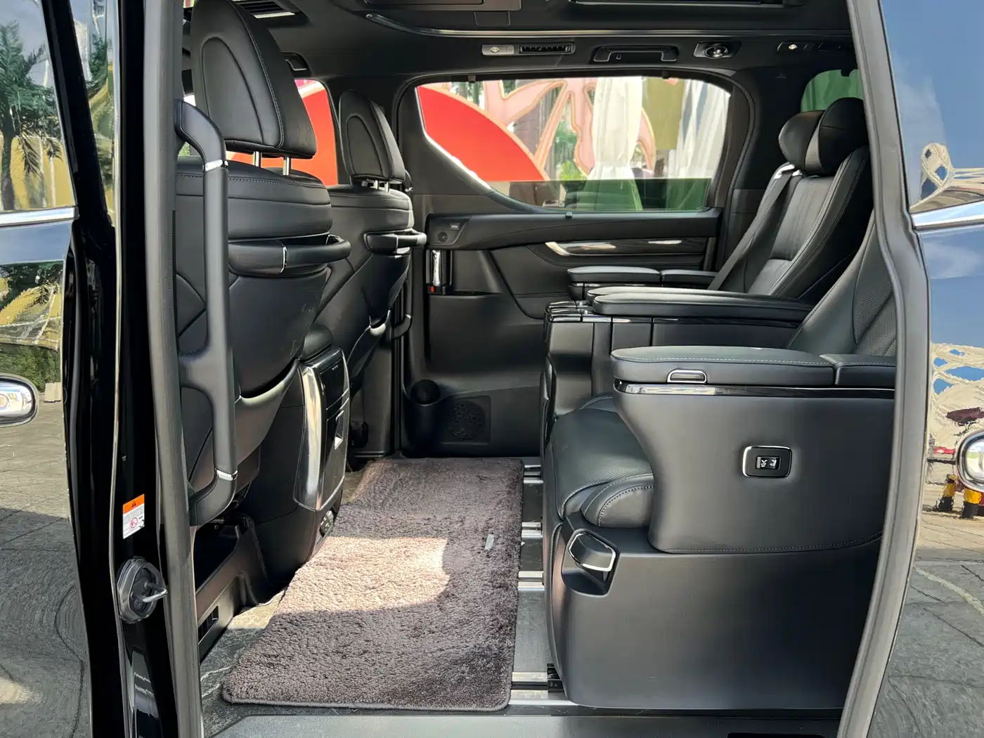 Lexus LM 2020 300h Seven-Seater Elegance Edition фото 14