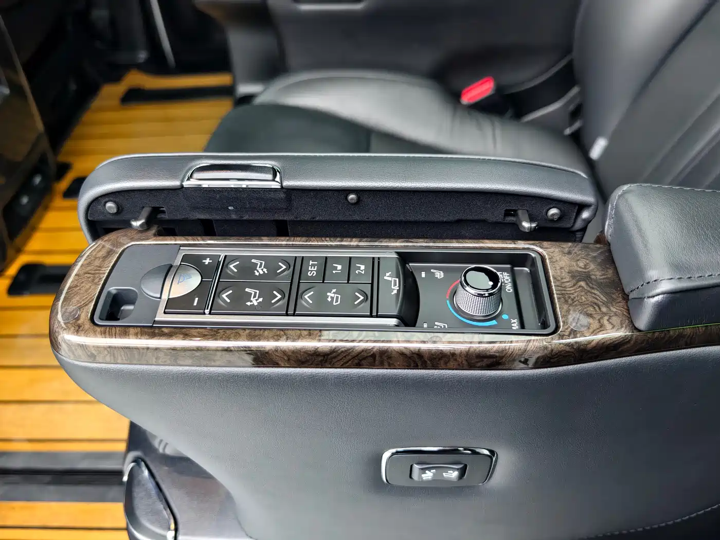 Toyota Vellfire 2019 Hybrid 2.5L HV Premium Edition фото 21