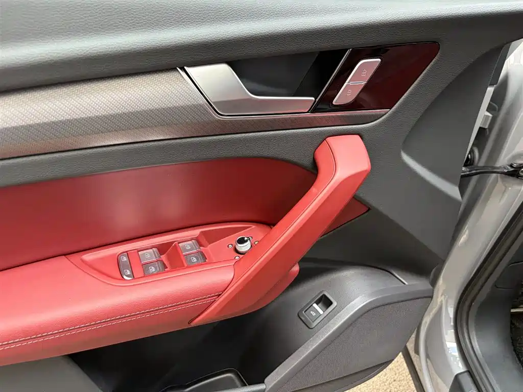 Audi Q5L 2025 45th Anniversary Edition 40 TFSI Luxury Sport фото 14