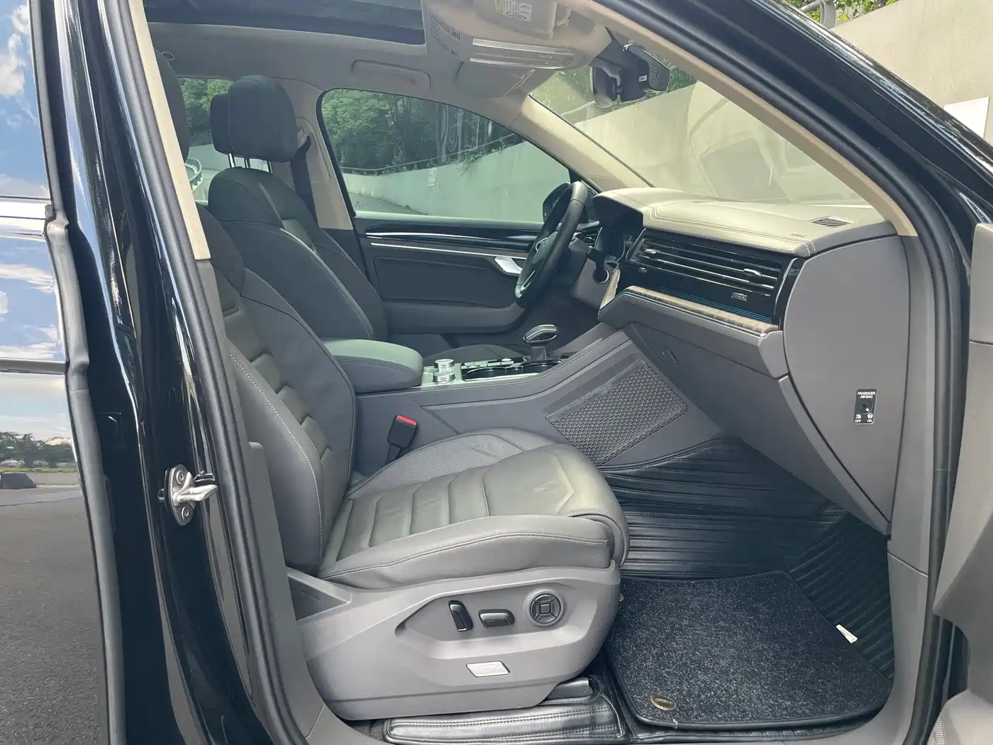 VOLKSWAGEN TOUAREG