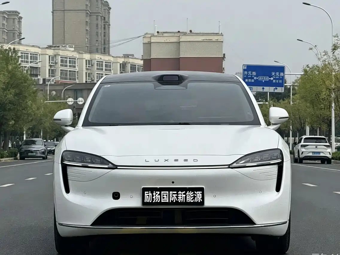 صورة 2 - Zhijie Luxeed R7