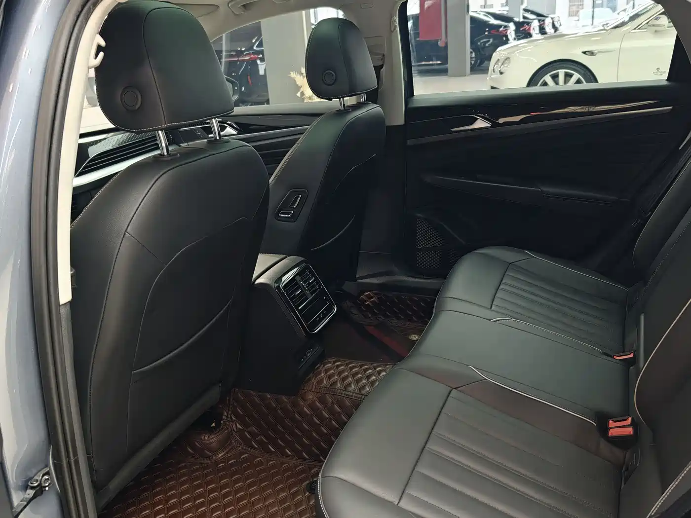 Volkswagen Passat 2022 330TSI Starlight Elite Edition фото 10