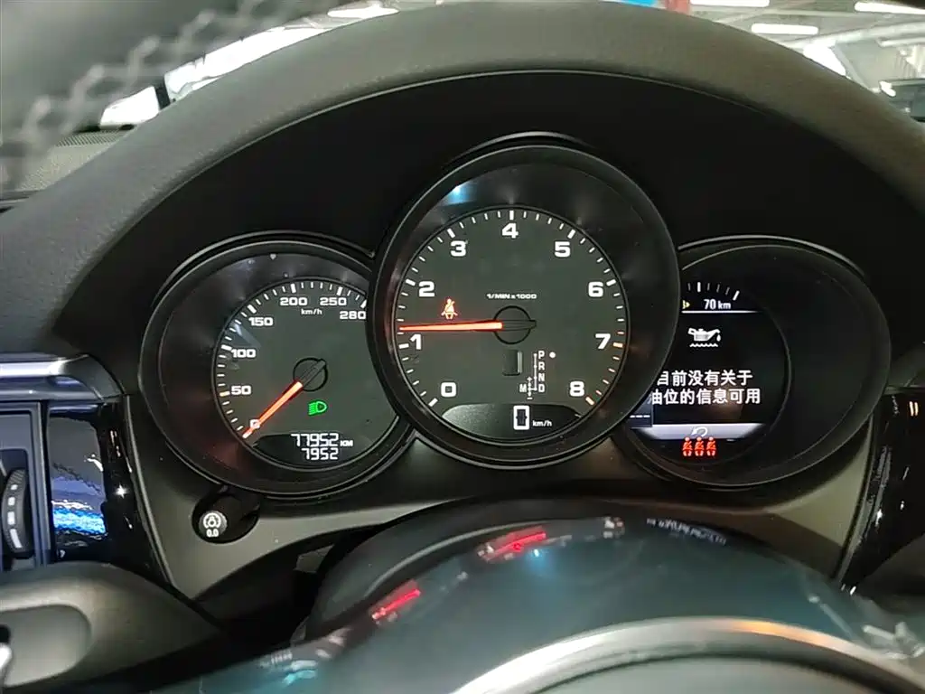 PORSCHE MACAN