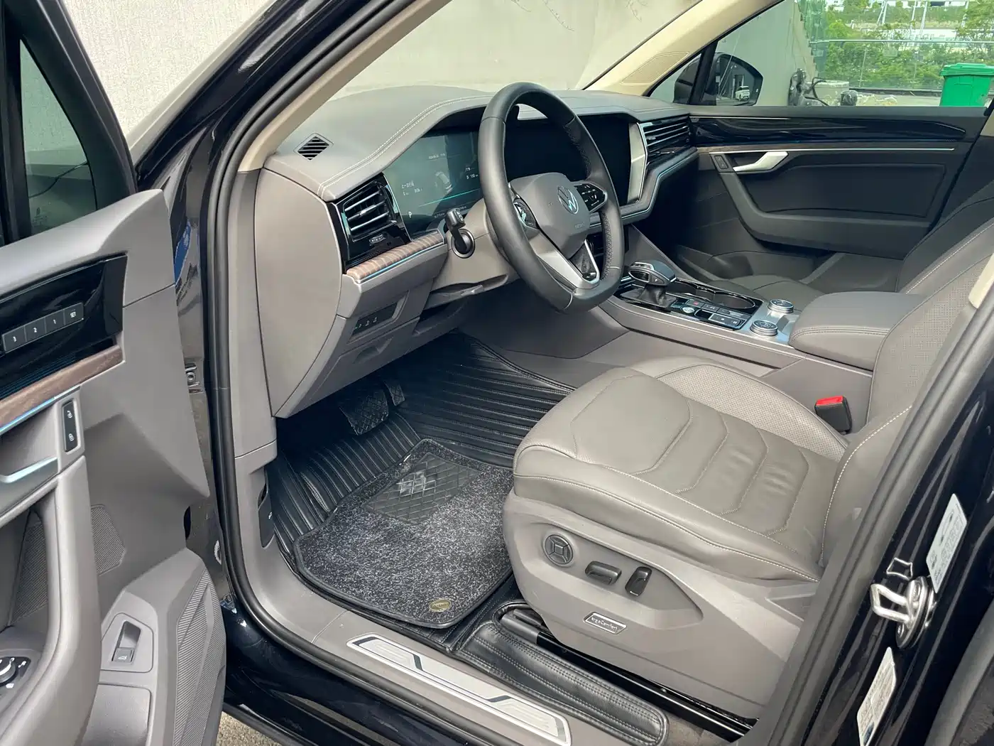 VOLKSWAGEN TOUAREG