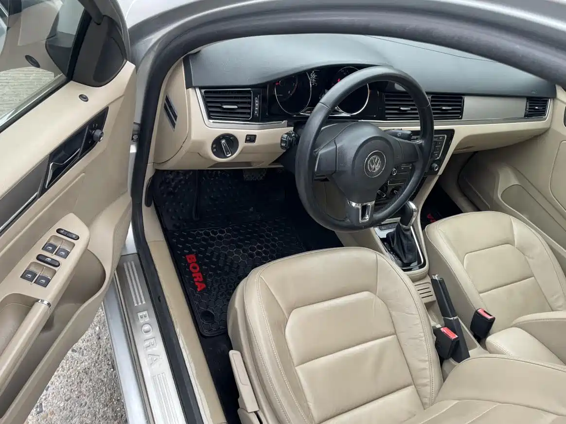 Volkswagen Bora 2013 1.6L Automatic Comfort Model фото 6