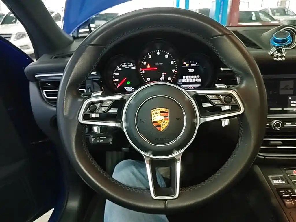 PORSCHE MACAN