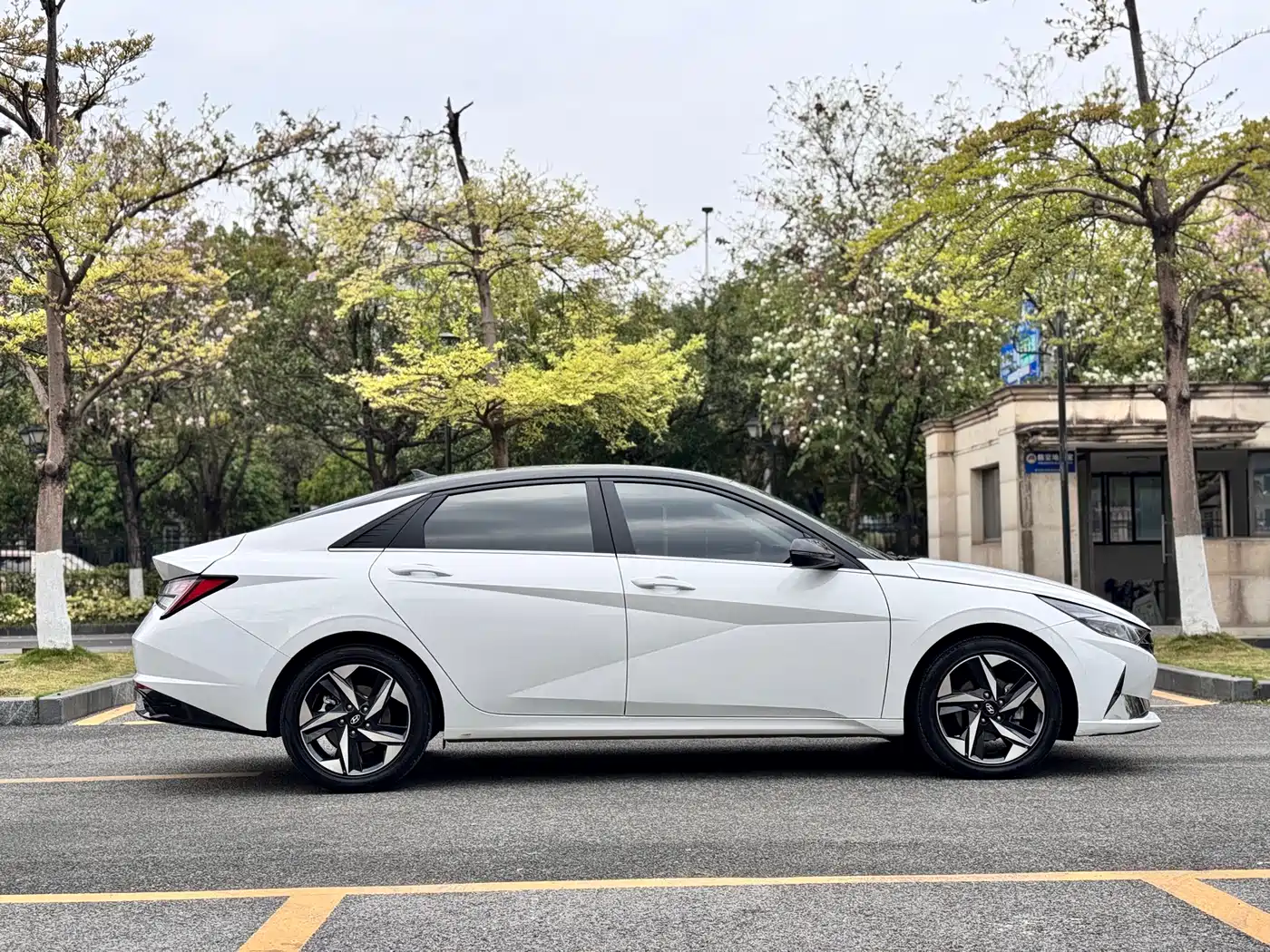 Hyundai Elantra 2022 1.5L CVT LUX Premium Edition фото 5