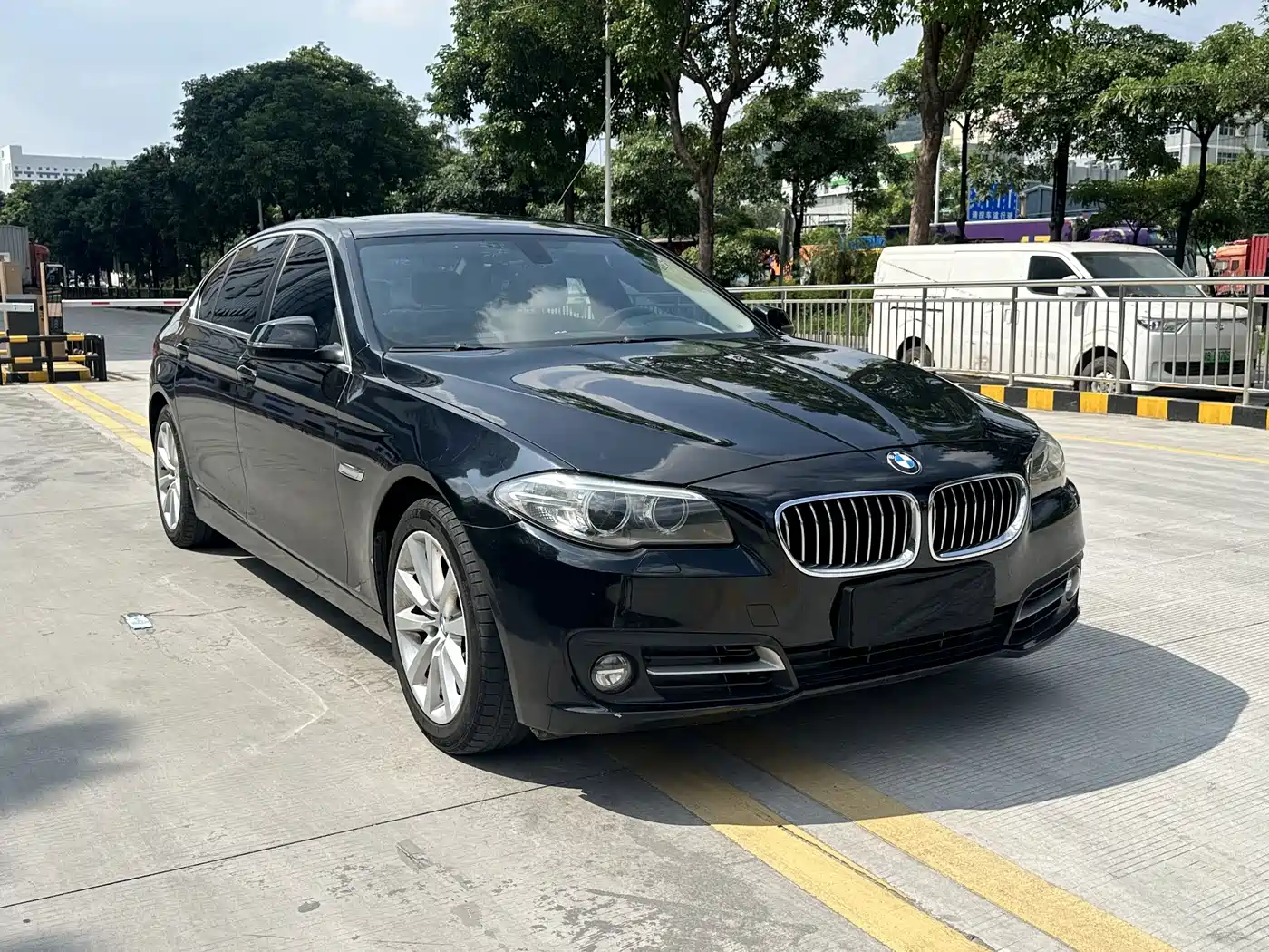 Photo 3 - BMW 5 Series