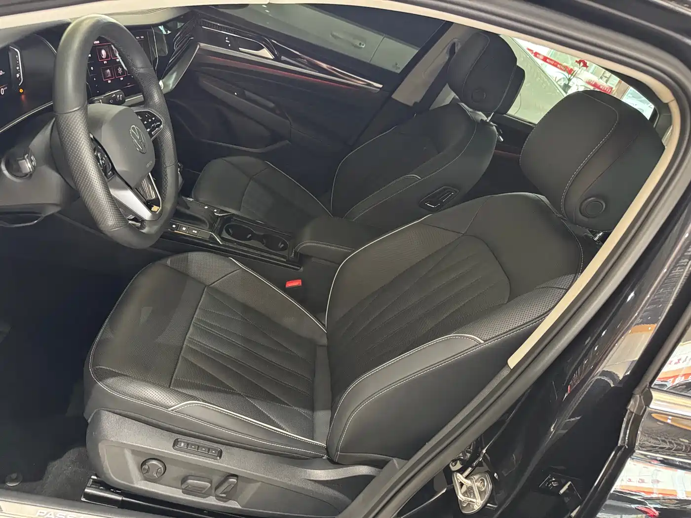 Volkswagen Passat 2022 330TSI Luxury Edition фото 13
