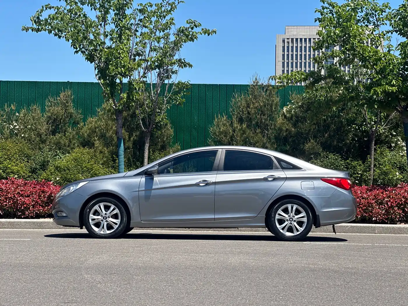 Hyundai Sonata 2011 2.0L Automatic Luxury фото 3