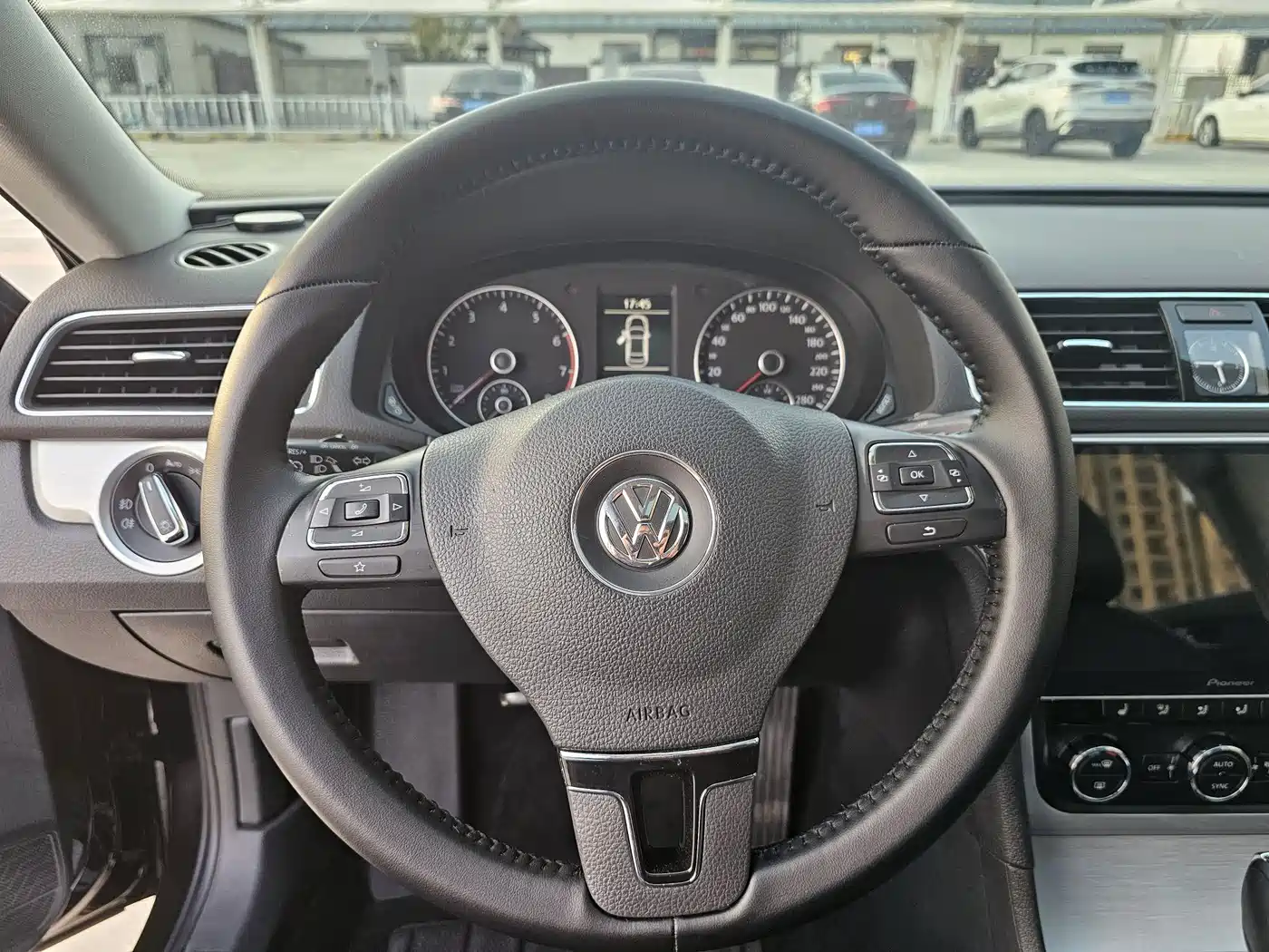 Volkswagen Passat 2015 1.8TSI DSG Honor Edition фото 13