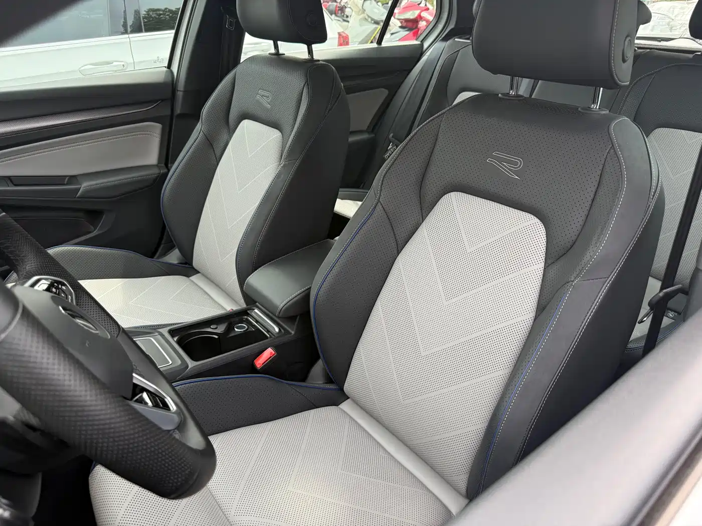 Volkswagen Golf 2025 300TSI R-Line фото 10