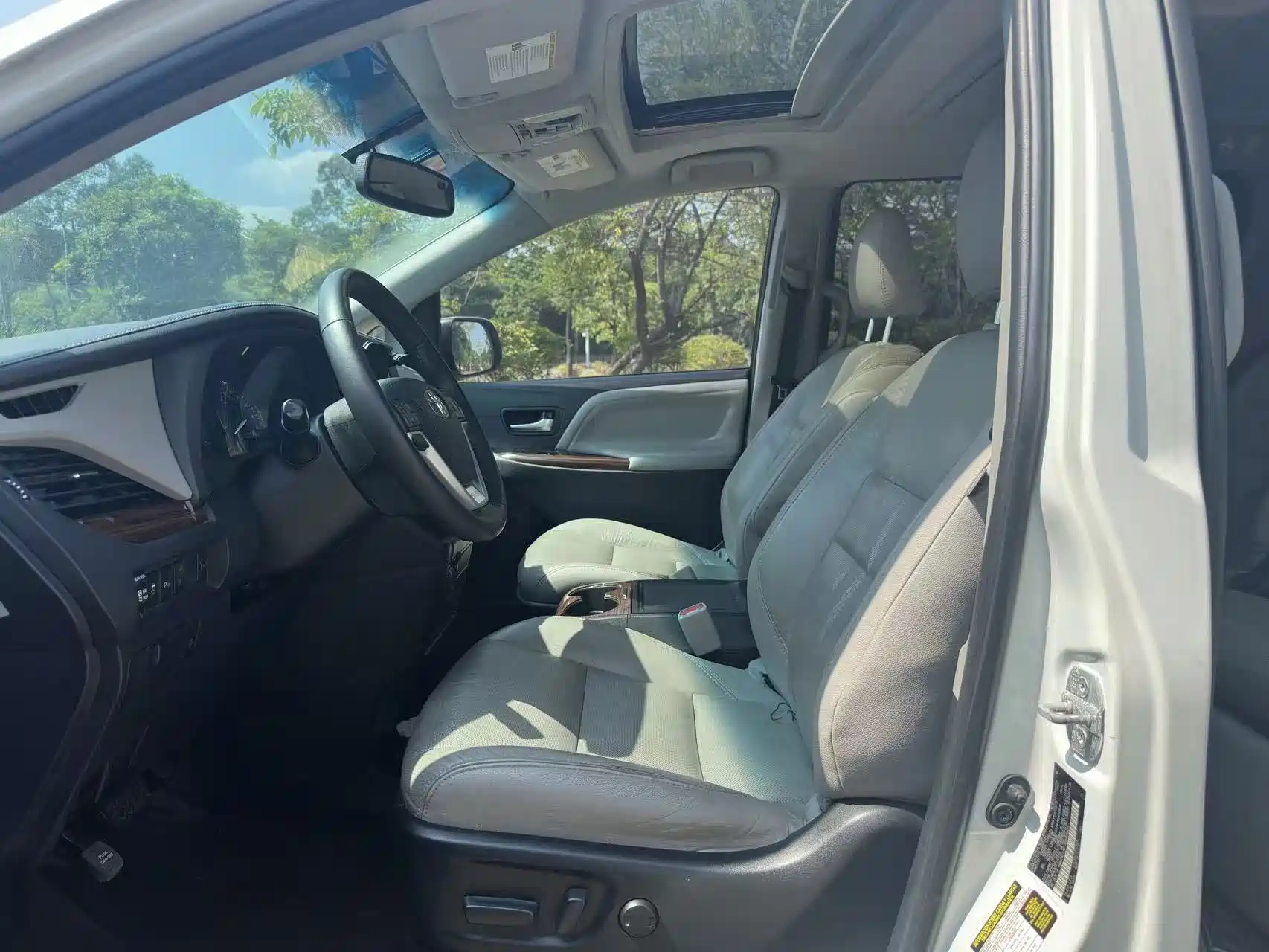 Photo 4 - Toyota Sienna