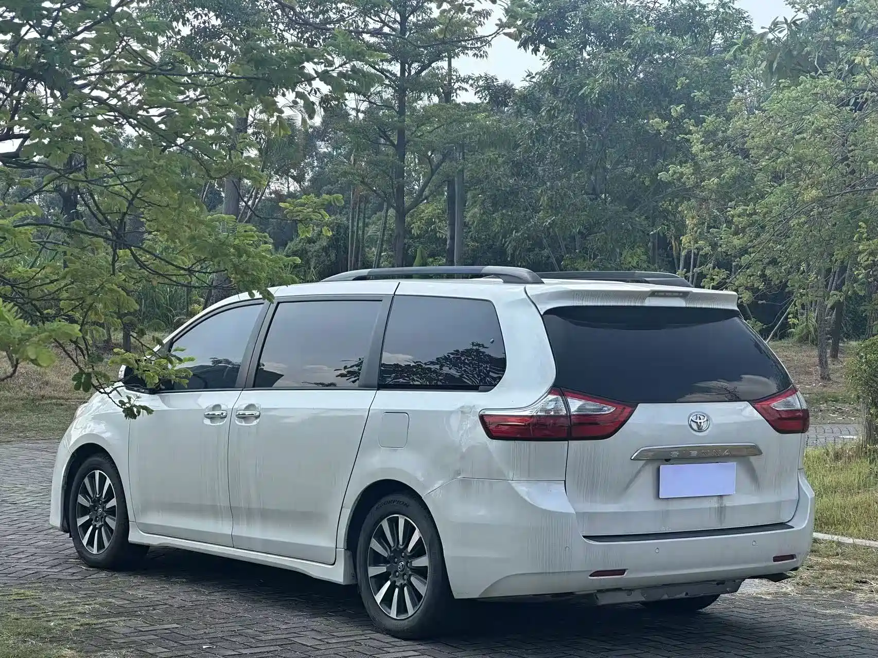 Photo 7 - Toyota Sienna