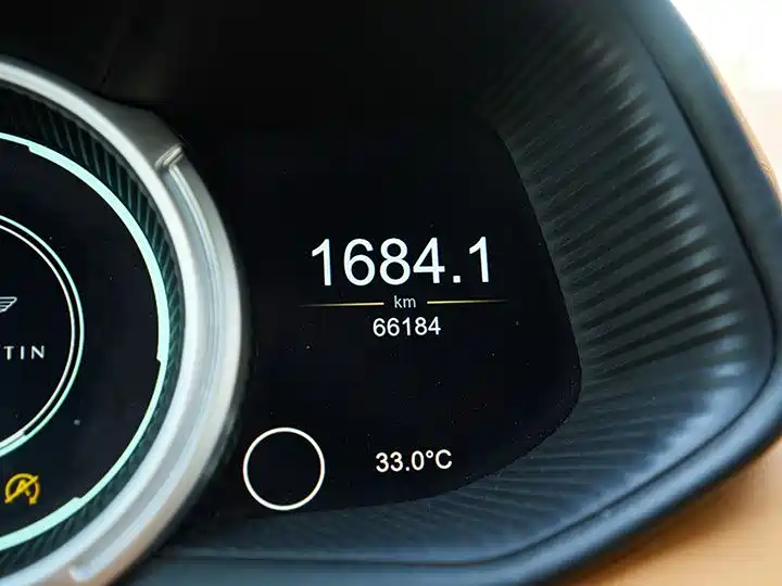 Aston Martin DB11 2016 5.2T Launch Edition фото 14