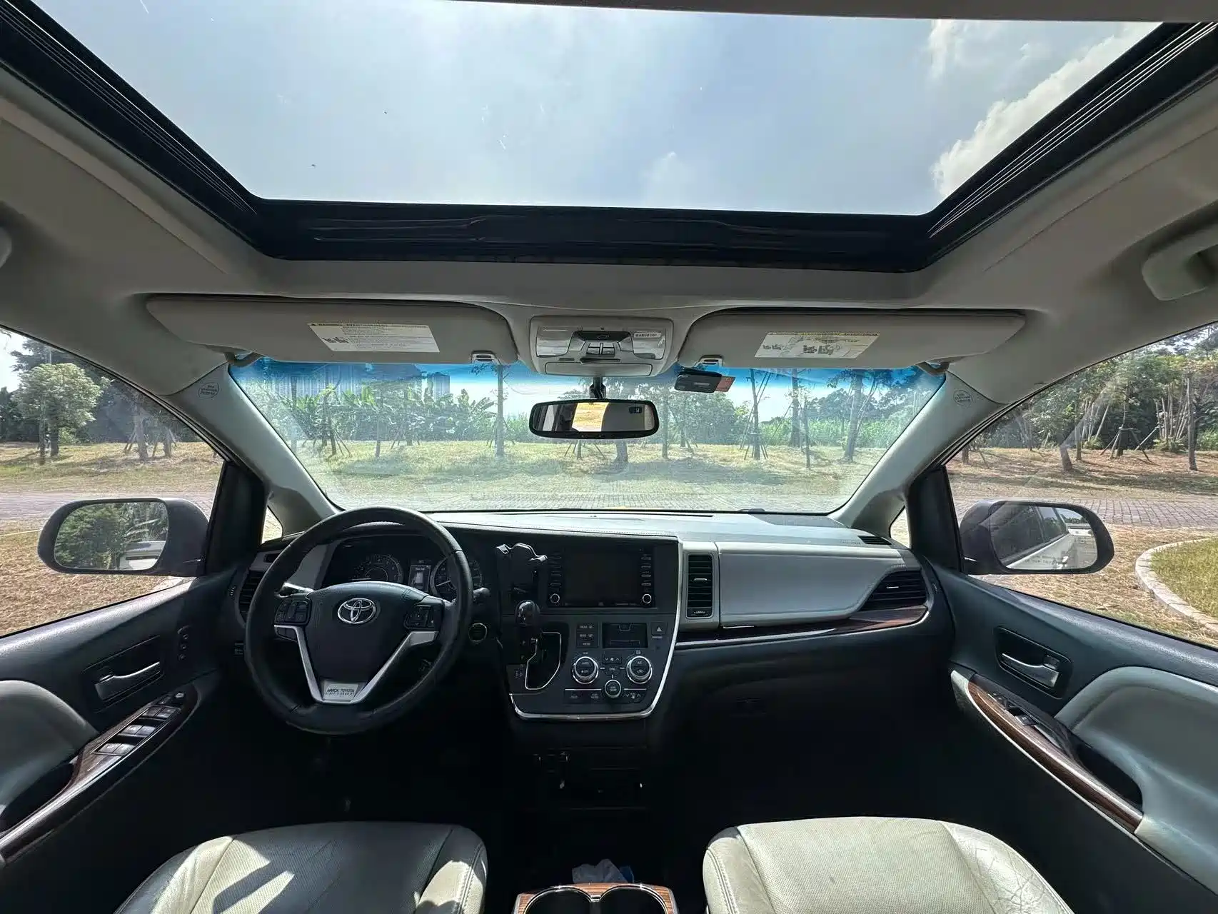 Photo 6 - Toyota Sienna