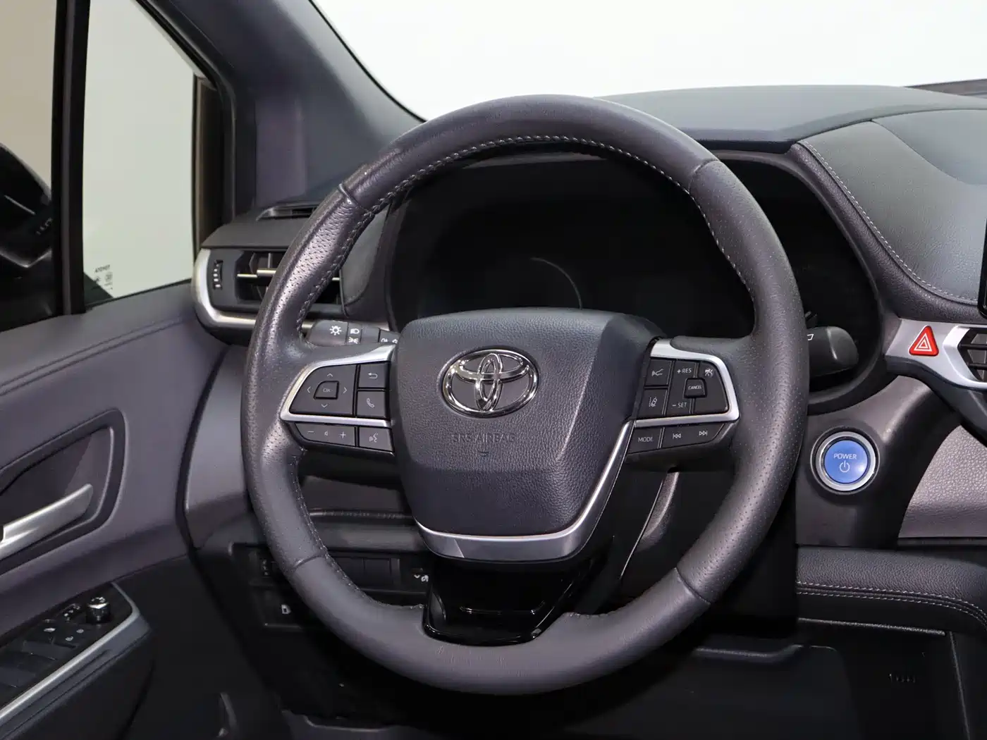 Toyota Sienna 2023 2.5L Hybrid Premium Edition фото 19