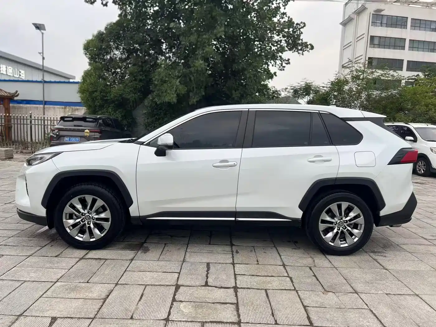 Toyota Wildlander 2022 2.0L CVT FWD Luxury Edition фото 4