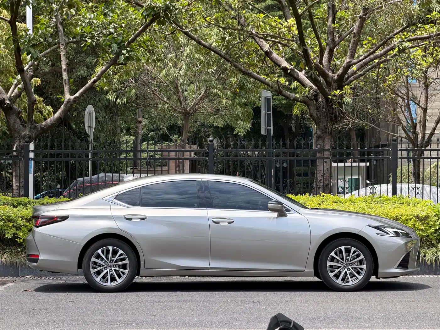 Lexus ES 2025 200 Ultimate Edition фото 3
