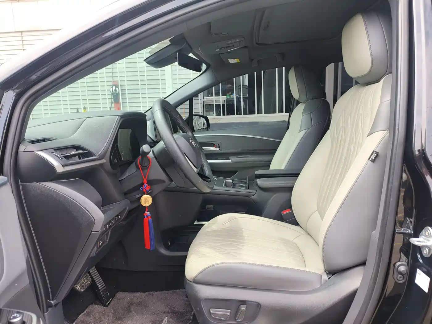 Toyota Sienna 2024 2.5L Hybrid 4WD Premium Edition фото 11