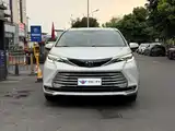 Photo 2 - Toyota Sienna