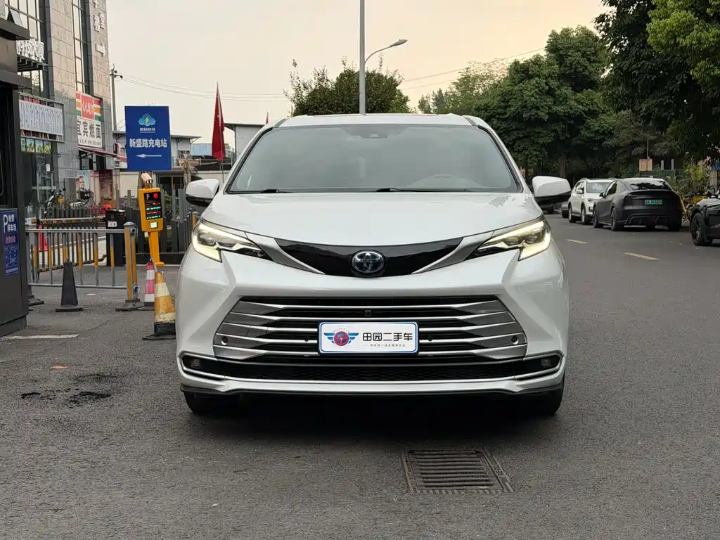 Photo 2 - Toyota Sienna