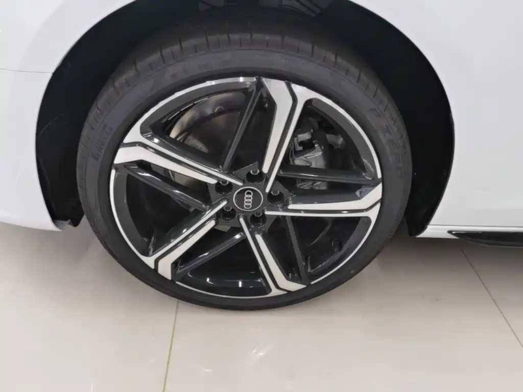 Фото 23 - Audi A4L