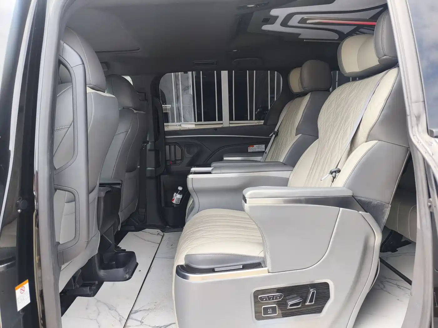 Toyota Sienna 2024 2.5L Hybrid 4WD Premium Edition фото 12