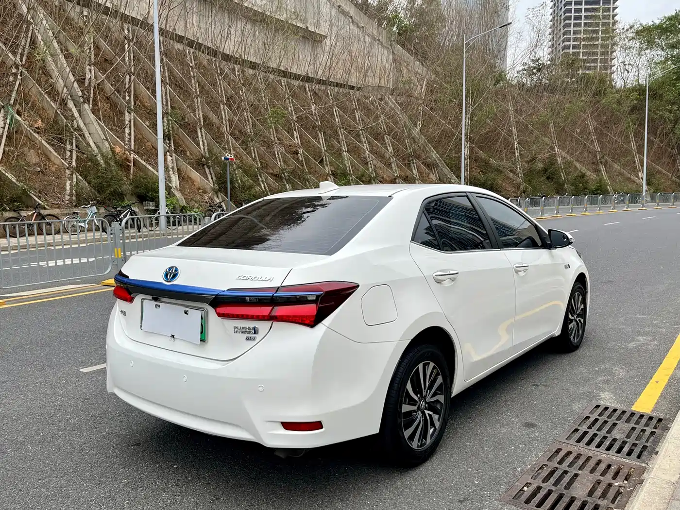 Toyota Corolla Twin Engine E+ 2020 1.8L E-CVT Comfort Edition фото 12