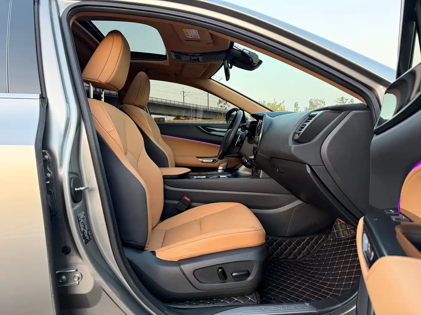 Lexus NX 2022 260 FWD Joy Creation Edition фото 15
