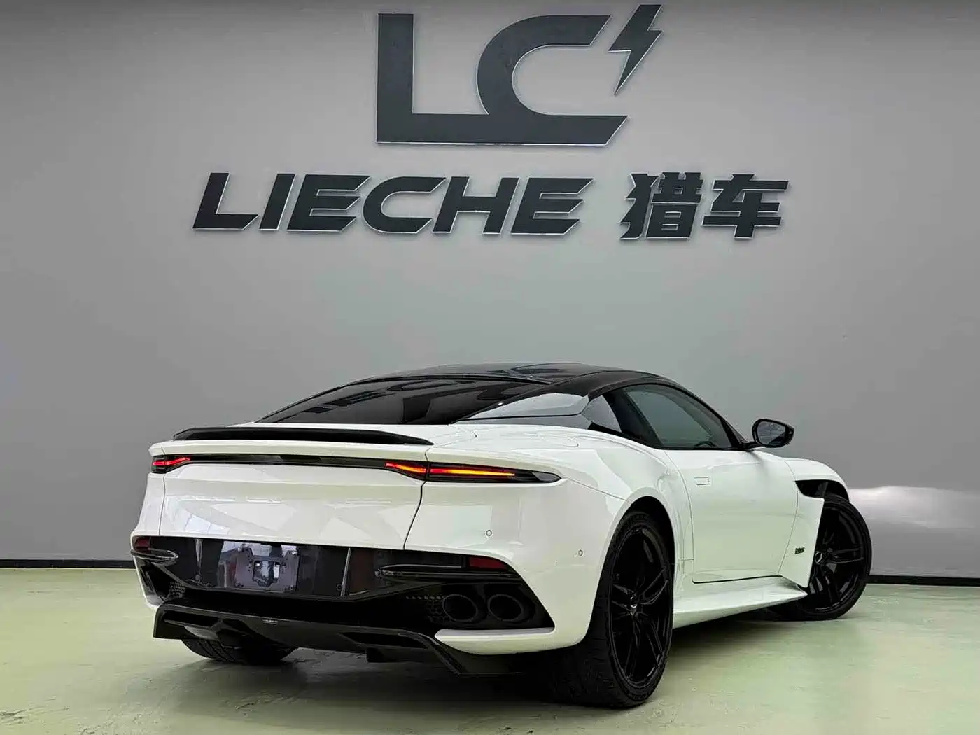 Aston Martin DBS 2020 2019 DBS Superleggera V12 Coupe