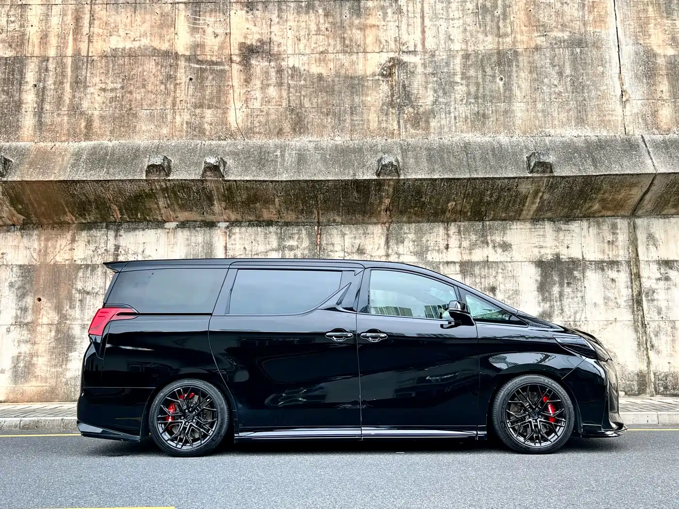 Lexus LM 2020 300h 4-Seat Imperial Edition фото 9