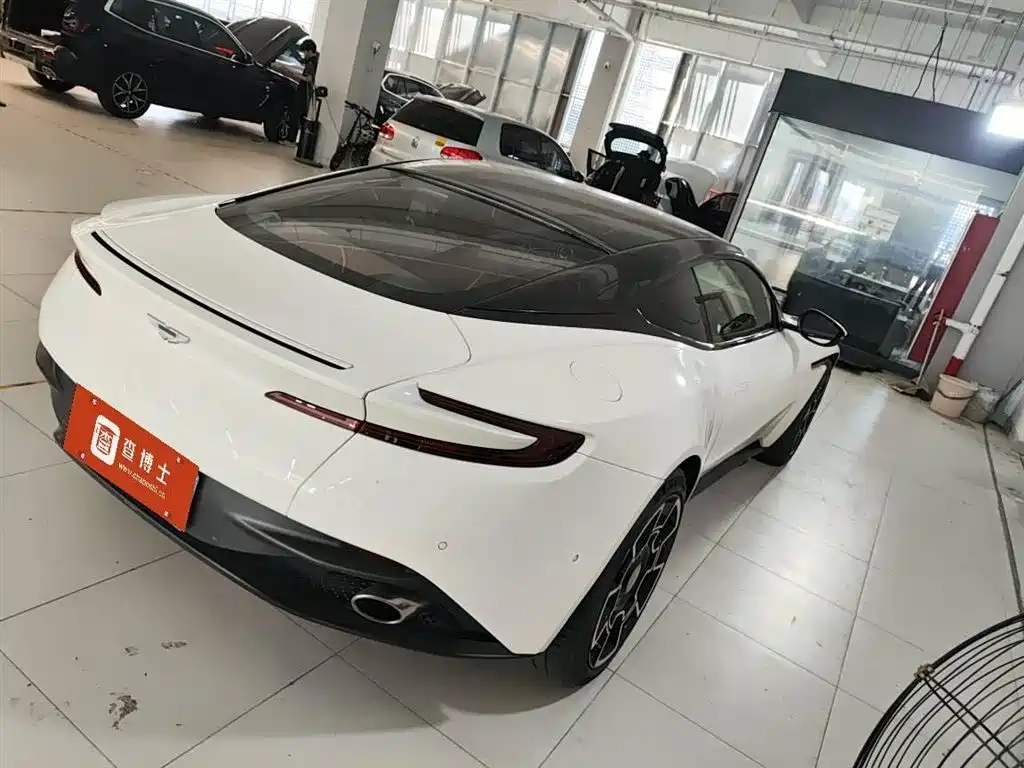 Aston Martin DB11 2017 5.2T V12 фото 3