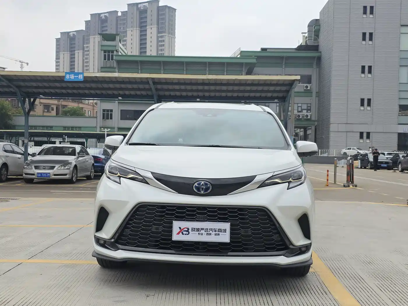 Toyota Granvia 2023 2.5L Hybrid VIP Edition фото 3